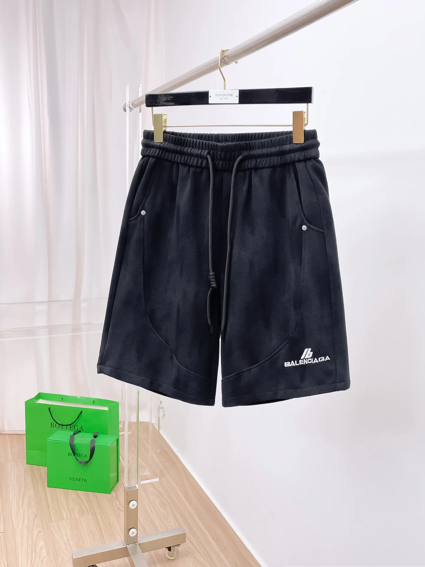 Balenciaga's three-standard complete 2026 summer New Arrival men's casual shorts, advanced custom-made Breathable fabric, Breathable fabric, extremely stretchy and comfortable, impeccable details, top-grade accessories, original logo design concept, delicate and soft feel! The upper body fit is awesome! Size: M-XXXL Please state your height and weight when ordering